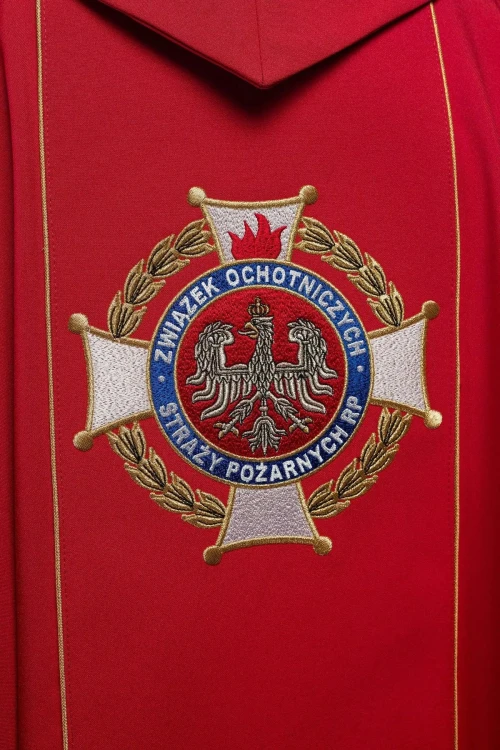 Bogato haftowany ornat czerwony z wizerunkiem Świętego Floriana – wykończenie kołnierza