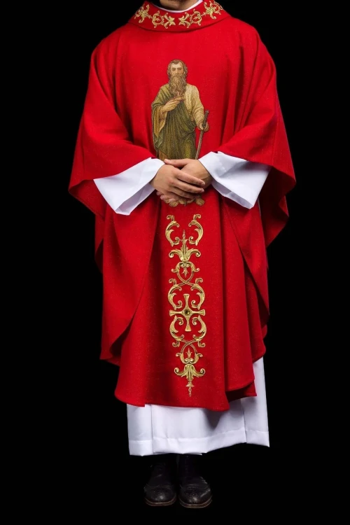 Bogato haftowany ornat czerwony z wizerunkiem świętego Pawła – układ na sylwetce