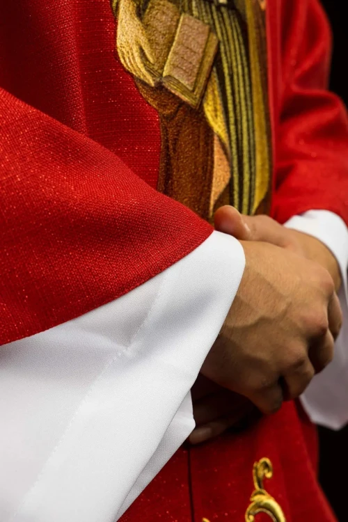 Bogato haftowany ornat czerwony z wizerunkiem świętego Piotra – wykończenie kołnierza