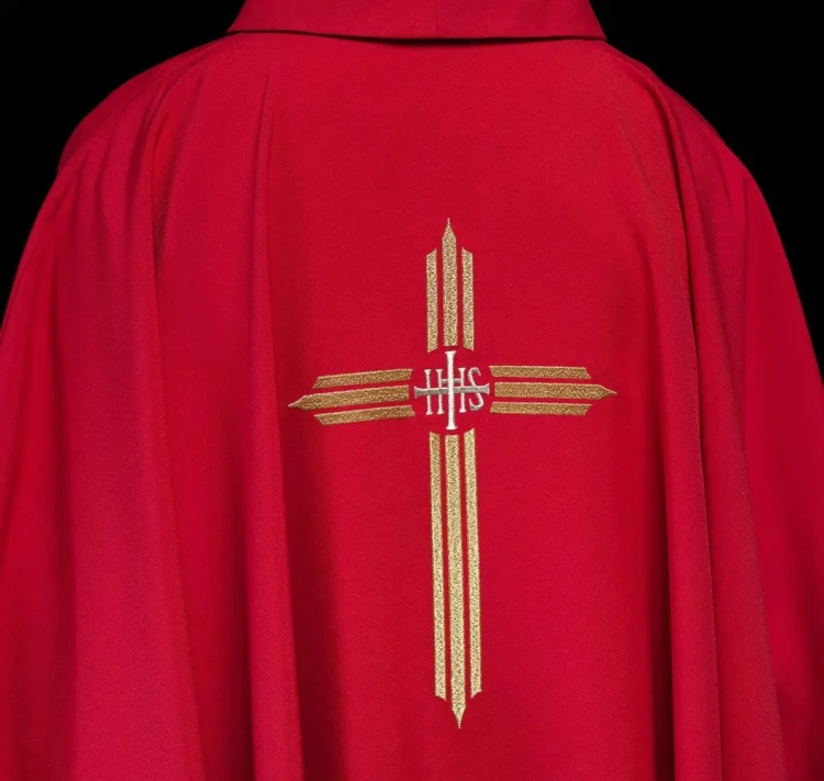 Czerwony ornat haftowany krzyżem IHS – widok przodu