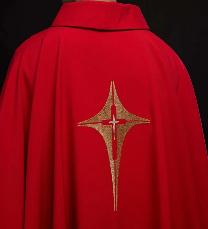 Czerwony ornat haftowany motywem krzyża – widok tyłu