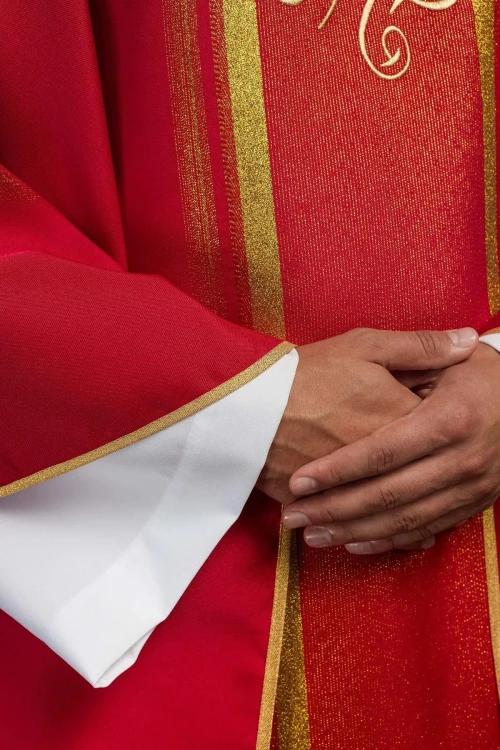 Czerwony ornat haftowany ze wzorem IHS ze złoceniem – detal symbolu