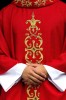 Czerwony ornat liturgiczny bogato haftowany kamieniami