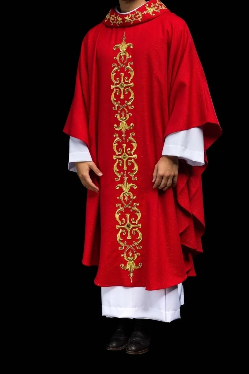 Czerwony ornat liturgiczny bogato haftowany kamieniami – pełny widok