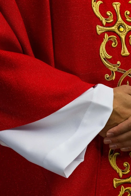 Czerwony ornat liturgiczny bogato haftowany kamieniami – detal symbolu