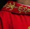 Czerwony ornat liturgiczny bogato haftowany kamieniami – wykończenie kołnierza