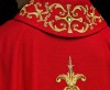 Czerwony ornat liturgiczny bogato haftowany kamieniami – widok tyłu