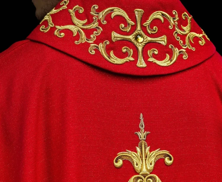 Czerwony ornat liturgiczny bogato haftowany kamieniami – widok tyłu