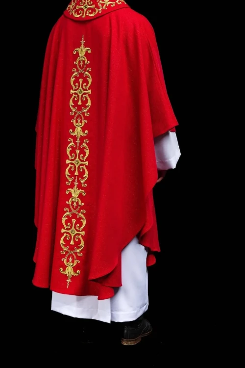 Czerwony ornat liturgiczny bogato haftowany kamieniami – detal tkaniny