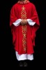 Czerwony ornat liturgiczny bogato haftowany kamieniami – układ na sylwetce