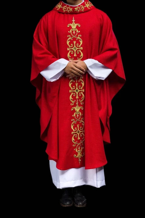 Czerwony ornat liturgiczny bogato haftowany kamieniami – układ na sylwetce