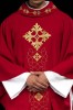 Czerwony ornat liturgiczny bogato haftowany sznurem i kamieniami