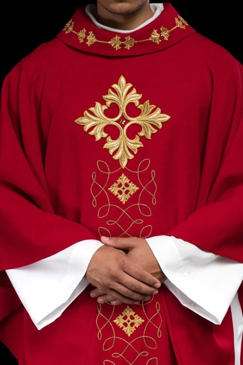 Czerwony ornat liturgiczny bogato haftowany sznurem i kamieniami