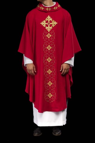 Czerwony ornat liturgiczny bogato haftowany sznurem i kamieniami – pełny widok
