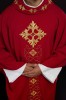 Czerwony ornat liturgiczny bogato haftowany sznurem i kamieniami – zbliżenie haftu