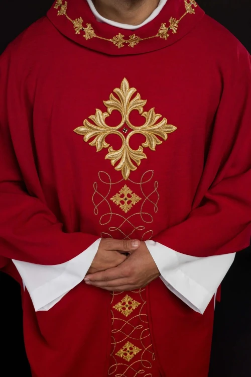 Czerwony ornat liturgiczny bogato haftowany sznurem i kamieniami – zbliżenie haftu