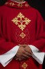 Czerwony ornat liturgiczny bogato haftowany sznurem i kamieniami – detal symbolu