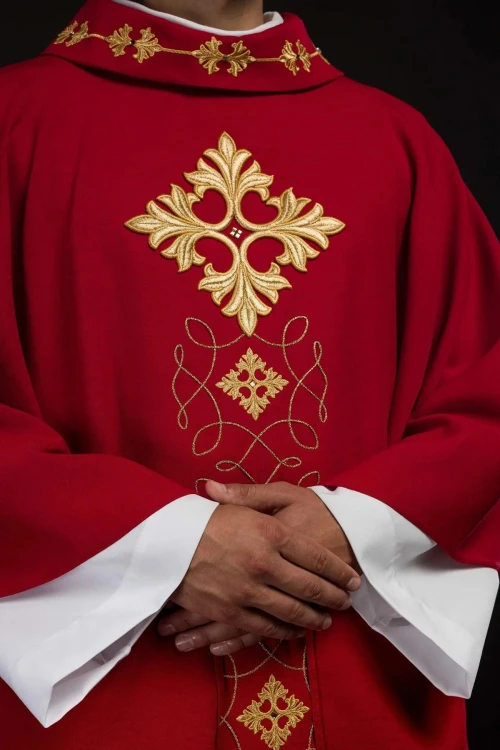 Czerwony ornat liturgiczny bogato haftowany sznurem i kamieniami – detal symbolu
