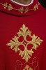 Czerwony ornat liturgiczny bogato haftowany sznurem i kamieniami – wykończenie kołnierza