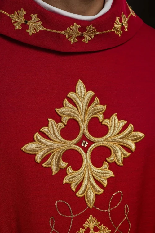 Czerwony ornat liturgiczny bogato haftowany sznurem i kamieniami – wykończenie kołnierza