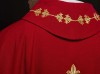 Czerwony ornat liturgiczny bogato haftowany sznurem i kamieniami – widok przodu