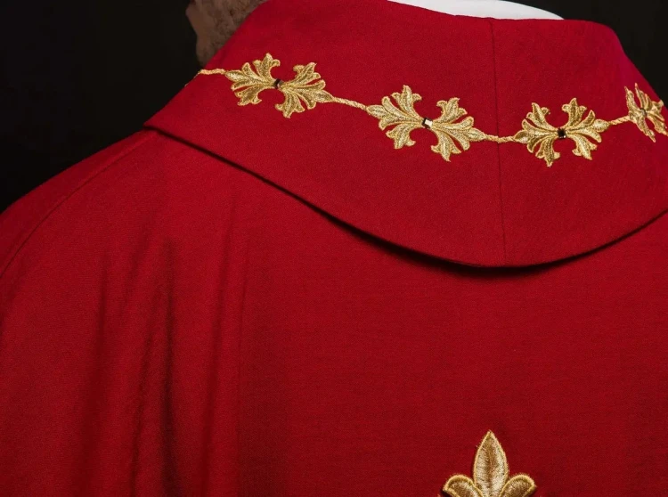 Czerwony ornat liturgiczny bogato haftowany sznurem i kamieniami – widok przodu