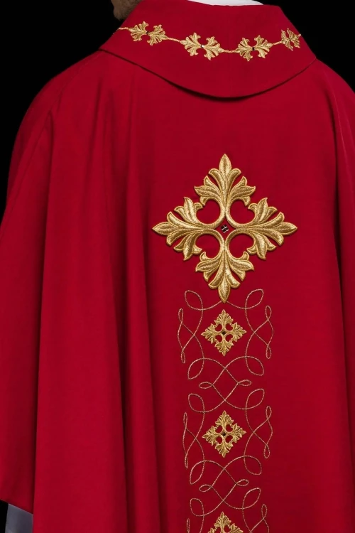 Czerwony ornat liturgiczny bogato haftowany sznurem i kamieniami – widok tyłu