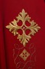 Czerwony ornat liturgiczny bogato haftowany sznurem i kamieniami – detal tkaniny