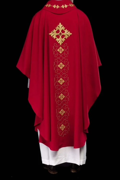 Czerwony ornat liturgiczny bogato haftowany sznurem i kamieniami – układ na sylwetce