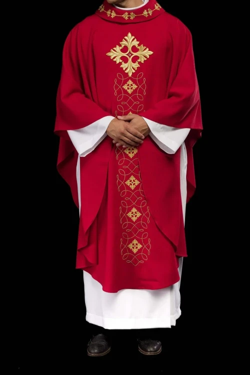 Czerwony ornat liturgiczny bogato haftowany sznurem i kamieniami – element zestawu