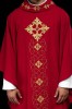 Czerwony ornat liturgiczny bogato haftowany sznurem i kamieniami – zbliżenie dekoracji
