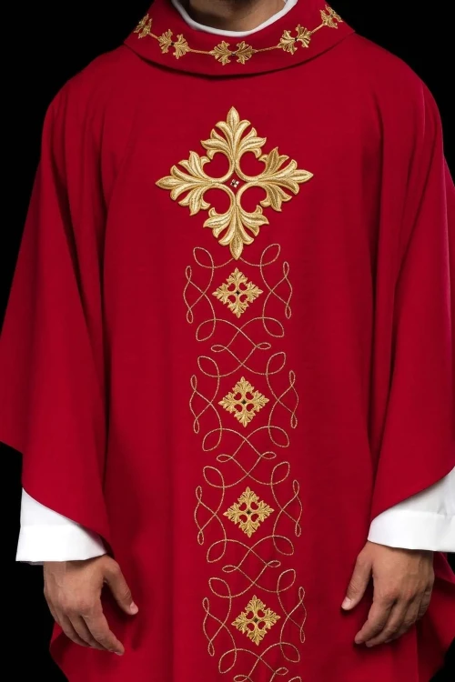 Czerwony ornat liturgiczny bogato haftowany sznurem i kamieniami – zbliżenie dekoracji