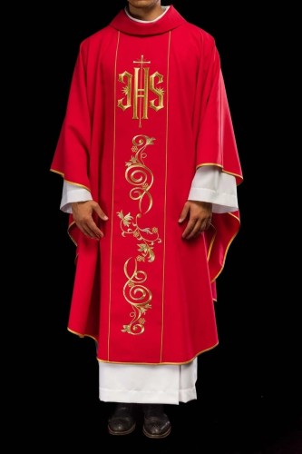 Czerwony ornat liturgiczny haftowany IHS – pełny widok