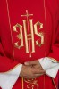 Czerwony ornat liturgiczny haftowany IHS – zbliżenie haftu