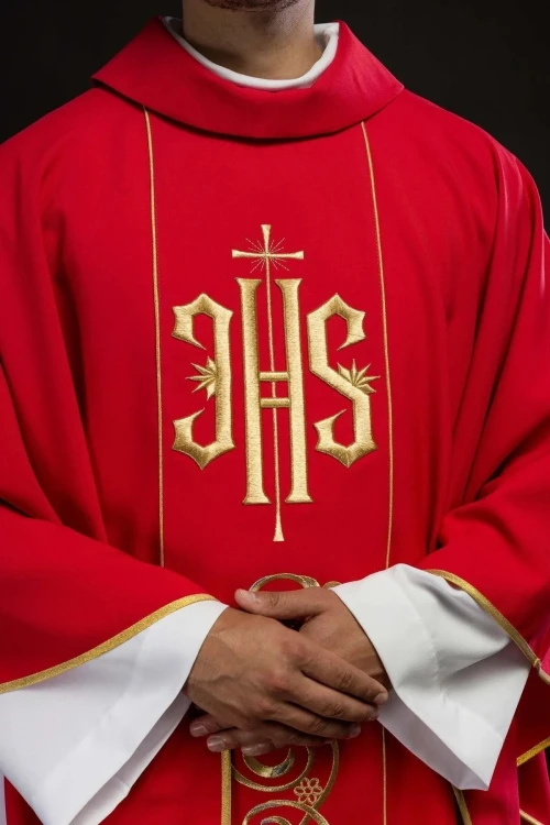 Czerwony ornat liturgiczny haftowany IHS – detal symbolu