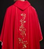 Czerwony ornat liturgiczny haftowany IHS – widok przodu