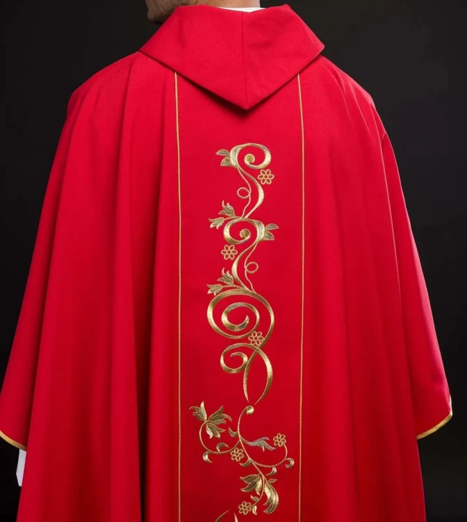 Czerwony ornat liturgiczny haftowany IHS – widok przodu