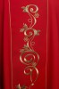 Czerwony ornat liturgiczny haftowany IHS – widok tyłu
