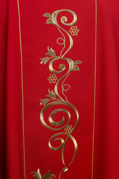 Czerwony ornat liturgiczny haftowany IHS – widok tyłu