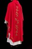 Czerwony ornat liturgiczny haftowany IHS – detal tkaniny