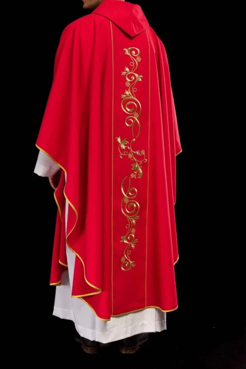 Czerwony ornat liturgiczny haftowany IHS – detal tkaniny