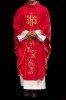 Czerwony ornat liturgiczny haftowany IHS – układ na sylwetce