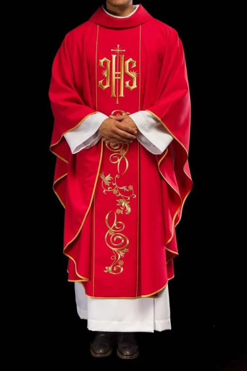 Czerwony ornat liturgiczny haftowany IHS – układ na sylwetce