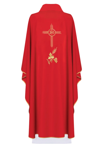 Czerwony ornat liturgiczny haftowany motywem IHS – pełny widok