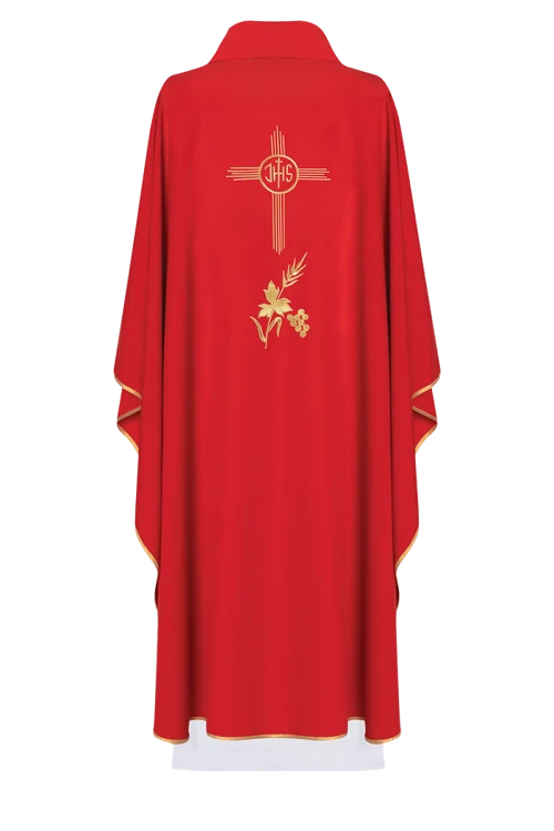 Czerwony ornat liturgiczny haftowany motywem IHS – pełny widok