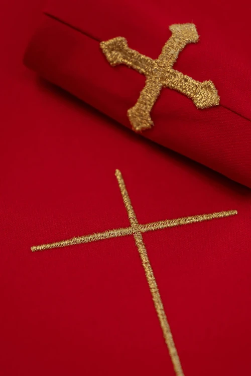 Czerwony ornat liturgiczny haftowany w minimalistycznym wzorze – detal 28