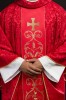 Czerwony ornat liturgiczny ozdobiony haftowanym pasem