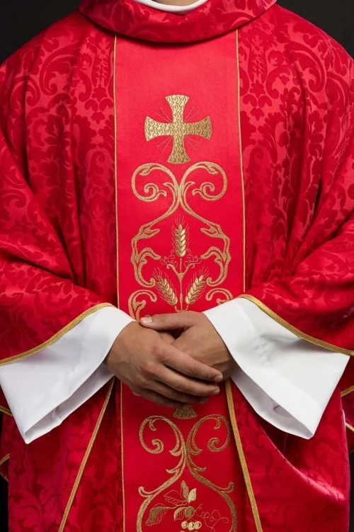 Czerwony ornat liturgiczny ozdobiony haftowanym pasem