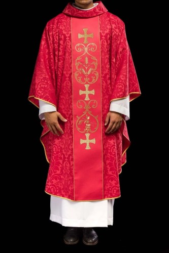 Czerwony ornat liturgiczny ozdobiony haftowanym pasem – pełny widok