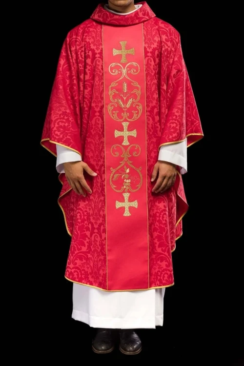 Czerwony ornat liturgiczny ozdobiony haftowanym pasem – pełny widok